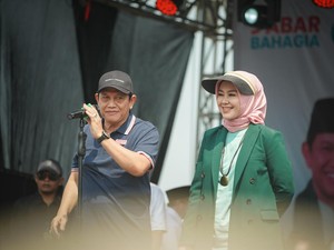 Acep Adang-Gita Pamerkan Kartu Sakti di Indramayu