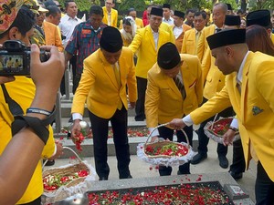 Bahlil Pimpin Ziarah-Tabur Bunga Jelang HUT Ke-60 Golkar di TMP Kalibata