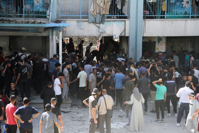 Israel menyerang kamp pengungsi Jabalia di Gaza Utara, Palestina. Serangan itu menewaskan 33 orang warga sipil. (REUTERS/Ramadan Abed) Israel menyerang kamp pengungsi Jabalia di Gaza Utara, Palestina. Serangan itu menewaskan 33 orang warga sipil. (REUTERS/Ramadan Abed)