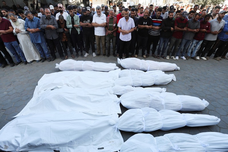Israel menyerang kamp pengungsi Jabalia di Gaza Utara, Palestina. Serangan itu menewaskan 33 orang warga sipil. (REUTERS/Ramadan Abed)