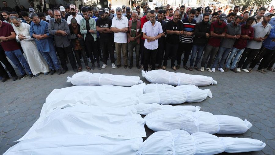 Israel menyerang kamp pengungsi Jabalia di Gaza Utara, Palestina. Serangan itu menewaskan 33 orang warga sipil. (REUTERS/Ramadan Abed)