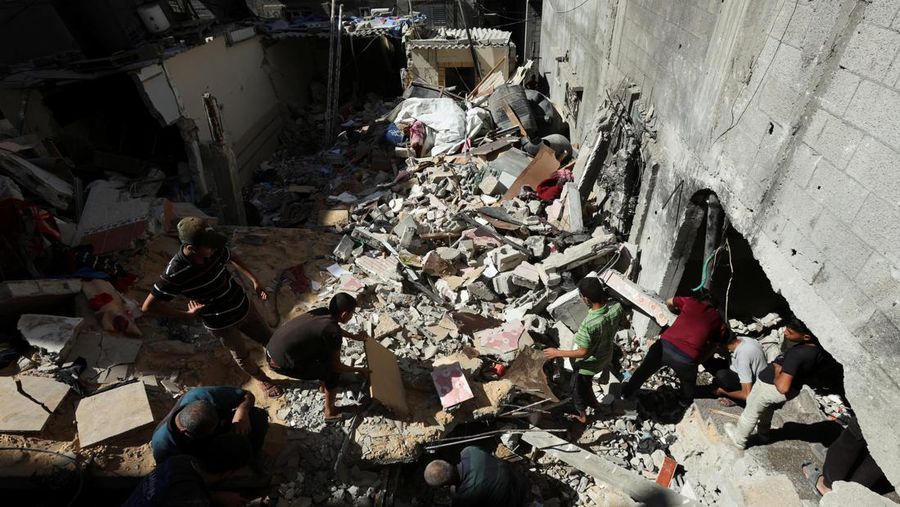 Israel menyerang kamp pengungsi Jabalia di Gaza Utara, Palestina. Serangan itu menewaskan 33 orang warga sipil. (REUTERS/Ramadan Abed)