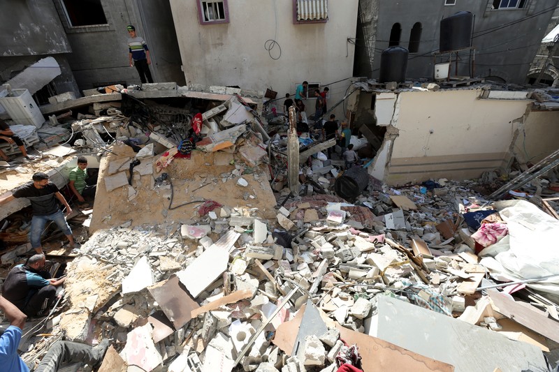 Israel menyerang kamp pengungsi Jabalia di Gaza Utara, Palestina. Serangan itu menewaskan 33 orang warga sipil. (REUTERS/Ramadan Abed)