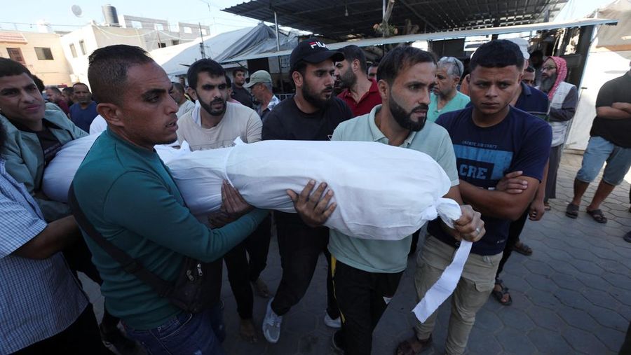 Israel menyerang kamp pengungsi Jabalia di Gaza Utara, Palestina. Serangan itu menewaskan 33 orang warga sipil. (REUTERS/Ramadan Abed)