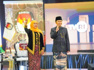 Debat Perdana, Khofifah-Emil Sampaikan Capaian Kinerja-Prestasi
