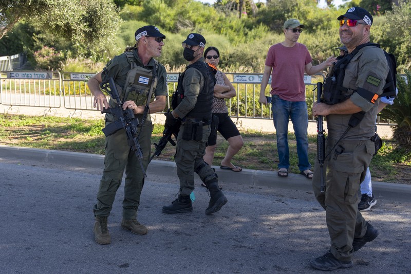 Petugas dari unit militer Komando Front Dalam Negeri Israel berjalan di dekat lokasi yang menurut pemerintah Israel menjadi lokasi peluncuran pesawat tanpa awak ke arah rumah Perdana Menteri Israel Benjamin Netanyahu di Caesarea, Israel, Sabtu, 19 Oktober 2024. (AP Photo/Ariel Schalit) Petugas dari unit militer Komando Front Dalam Negeri Israel berjalan di dekat lokasi yang menurut pemerintah Israel menjadi lokasi peluncuran pesawat tanpa awak ke arah rumah Perdana Menteri Israel Benjamin Netanyahu di Caesarea, Israel, Sabtu, 19 Oktober 2024. (AP Photo/Ariel Schalit)