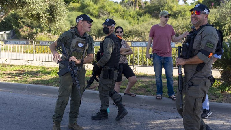 Petugas dari unit militer Komando Front Dalam Negeri Israel berjalan di dekat lokasi yang menurut pemerintah Israel menjadi lokasi peluncuran pesawat tanpa awak ke arah rumah Perdana Menteri Israel Benjamin Netanyahu di Caesarea, Israel, Sabtu, 19 Oktober 2024. (AP Photo/Ariel Schalit)