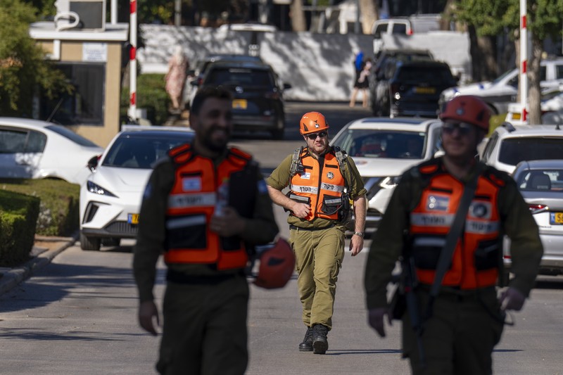 Petugas dari unit militer Komando Front Dalam Negeri Israel berjalan di dekat lokasi yang menurut pemerintah Israel menjadi lokasi peluncuran pesawat tanpa awak ke arah rumah Perdana Menteri Israel Benjamin Netanyahu di Caesarea, Israel, Sabtu, 19 Oktober 2024. (AP Photo/Ariel Schalit) Petugas dari unit militer Komando Front Dalam Negeri Israel berjalan di dekat lokasi yang menurut pemerintah Israel menjadi lokasi peluncuran pesawat tanpa awak ke arah rumah Perdana Menteri Israel Benjamin Netanyahu di Caesarea, Israel, Sabtu, 19 Oktober 2024. (AP Photo/Ariel Schalit)