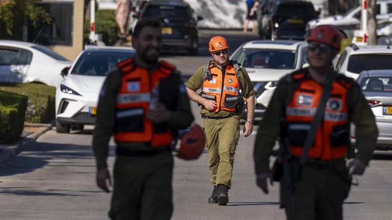 Petugas dari unit militer Komando Front Dalam Negeri Israel berjalan di dekat lokasi yang menurut pemerintah Israel menjadi lokasi peluncuran pesawat tanpa awak ke arah rumah Perdana Menteri Israel Benjamin Netanyahu di Caesarea, Israel, Sabtu, 19 Oktober 2024. (AP Photo/Ariel Schalit)