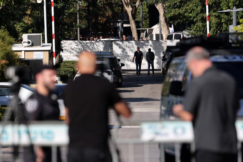 Petugas dari unit militer Komando Front Dalam Negeri Israel berjalan di dekat lokasi yang menurut pemerintah Israel menjadi lokasi peluncuran pesawat tanpa awak ke arah rumah Perdana Menteri Israel Benjamin Netanyahu di Caesarea, Israel, Sabtu, 19 Oktober 2024. (AP Photo/Ariel Schalit) Petugas dari unit militer Komando Front Dalam Negeri Israel berjalan di dekat lokasi yang menurut pemerintah Israel menjadi lokasi peluncuran pesawat tanpa awak ke arah rumah Perdana Menteri Israel Benjamin Netanyahu di Caesarea, Israel, Sabtu, 19 Oktober 2024. (AP Photo/Ariel Schalit)