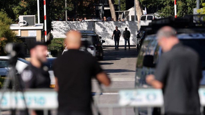 Petugas dari unit militer Komando Front Dalam Negeri Israel berjalan di dekat lokasi yang menurut pemerintah Israel menjadi lokasi peluncuran pesawat tanpa awak ke arah rumah Perdana Menteri Israel Benjamin Netanyahu di Caesarea, Israel, Sabtu, 19 Oktober 2024. (AP Photo/Ariel Schalit)