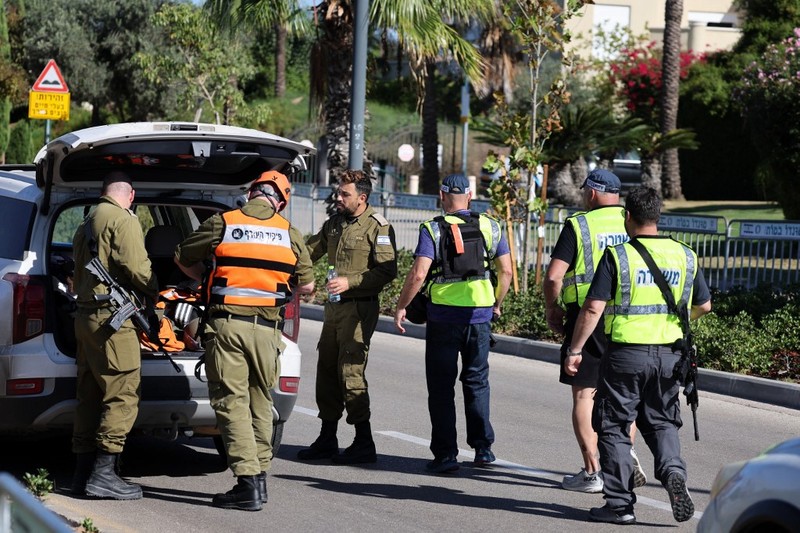 Petugas dari unit militer Komando Front Dalam Negeri Israel berjalan di dekat lokasi yang menurut pemerintah Israel menjadi lokasi peluncuran pesawat tanpa awak ke arah rumah Perdana Menteri Israel Benjamin Netanyahu di Caesarea, Israel, Sabtu, 19 Oktober 2024. (AP Photo/Ariel Schalit) Petugas dari unit militer Komando Front Dalam Negeri Israel berjalan di dekat lokasi yang menurut pemerintah Israel menjadi lokasi peluncuran pesawat tanpa awak ke arah rumah Perdana Menteri Israel Benjamin Netanyahu di Caesarea, Israel, Sabtu, 19 Oktober 2024. (AP Photo/Ariel Schalit)
