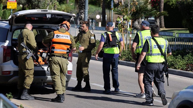 Petugas dari unit militer Komando Front Dalam Negeri Israel berjalan di dekat lokasi yang menurut pemerintah Israel menjadi lokasi peluncuran pesawat tanpa awak ke arah rumah Perdana Menteri Israel Benjamin Netanyahu di Caesarea, Israel, Sabtu, 19 Oktober 2024. (AP Photo/Ariel Schalit)