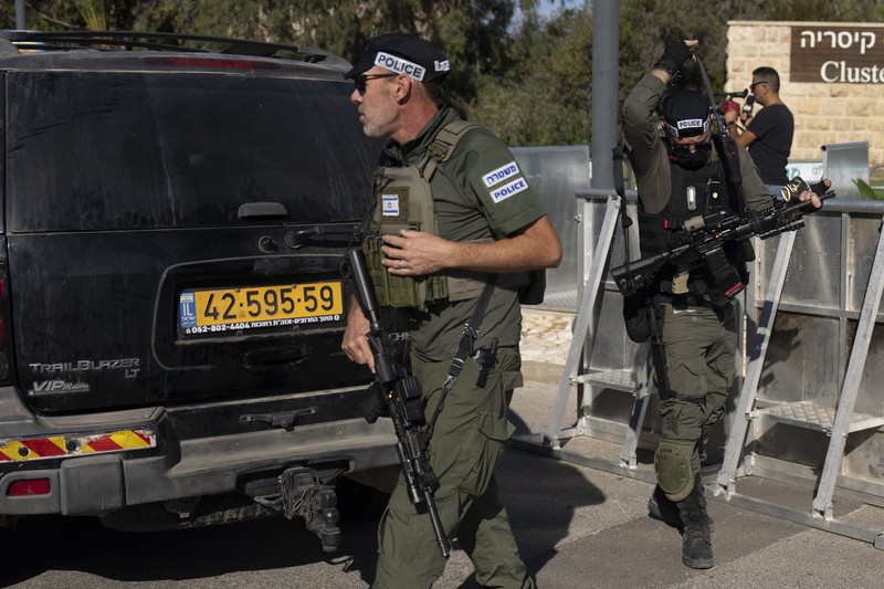 Petugas dari unit militer Komando Front Dalam Negeri Israel berjalan di dekat lokasi yang menurut pemerintah Israel menjadi lokasi peluncuran pesawat tanpa awak ke arah rumah Perdana Menteri Israel Benjamin Netanyahu di Caesarea, Israel, Sabtu, 19 Oktober 2024. (AP Photo/Ariel Schalit)