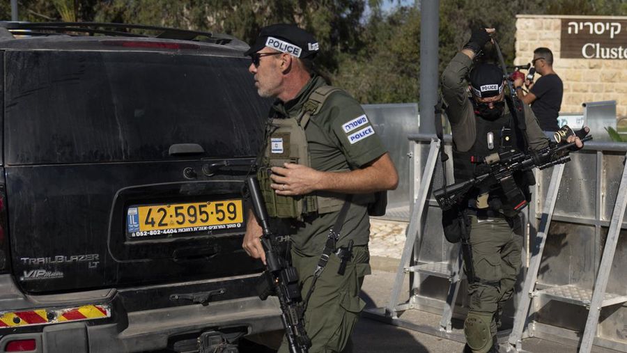 Petugas dari unit militer Komando Front Dalam Negeri Israel berjalan di dekat lokasi yang menurut pemerintah Israel menjadi lokasi peluncuran pesawat tanpa awak ke arah rumah Perdana Menteri Israel Benjamin Netanyahu di Caesarea, Israel, Sabtu, 19 Oktober 2024. (AP Photo/Ariel Schalit)