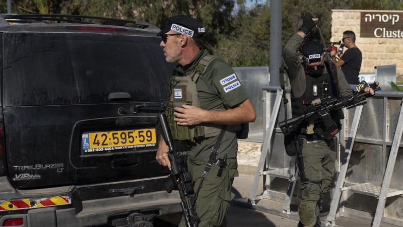 Petugas dari unit militer Komando Front Dalam Negeri Israel berjalan di dekat lokasi yang menurut pemerintah Israel menjadi lokasi peluncuran pesawat tanpa awak ke arah rumah Perdana Menteri Israel Benjamin Netanyahu di Caesarea, Israel, Sabtu, 19 Oktober 2024. (AP Photo/Ariel Schalit)