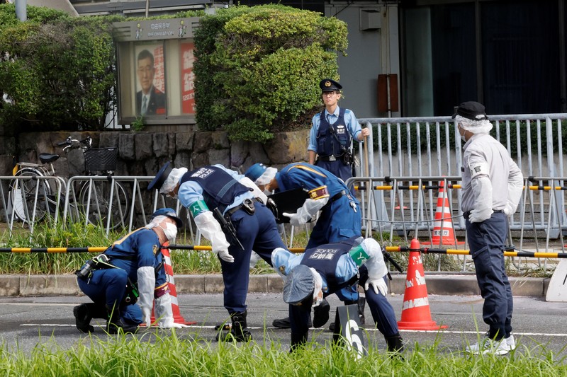 Polisi membawa alat pemadam kebakaran di dekat lokasi mobil tersangkut di pagar, dekat pintu masuk kantor Perdana Menteri di Tokyo, Jepang, Sabtu (19/10). Setelah seorang Pria (40) ditangkap di Tokyo setelah melemparkan bom molotov ke markas partai berkuasa. Peristiwa ini terjadi menjelang pemilihan umum. (REUTERS/Kim Kyung-Hoon) Polisi membawa alat pemadam kebakaran di dekat lokasi mobil tersangkut di pagar, dekat pintu masuk kantor Perdana Menteri di Tokyo, Jepang, Sabtu (19/10). Setelah seorang Pria (40) ditangkap di Tokyo setelah melemparkan bom molotov ke markas partai berkuasa. Peristiwa ini terjadi menjelang pemilihan umum. (REUTERS/Kim Kyung-Hoon)