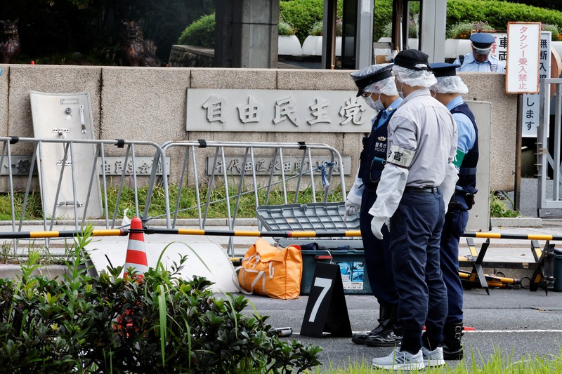 Polisi membawa alat pemadam kebakaran di dekat lokasi mobil tersangkut di pagar, dekat pintu masuk kantor Perdana Menteri di Tokyo, Jepang, Sabtu (19/10). Setelah seorang Pria (40) ditangkap di Tokyo setelah melemparkan bom molotov ke markas partai berkuasa. Peristiwa ini terjadi menjelang pemilihan umum. (REUTERS/Kim Kyung-Hoon) Polisi membawa alat pemadam kebakaran di dekat lokasi mobil tersangkut di pagar, dekat pintu masuk kantor Perdana Menteri di Tokyo, Jepang, Sabtu (19/10). Setelah seorang Pria (40) ditangkap di Tokyo setelah melemparkan bom molotov ke markas partai berkuasa. Peristiwa ini terjadi menjelang pemilihan umum. (REUTERS/Kim Kyung-Hoon)