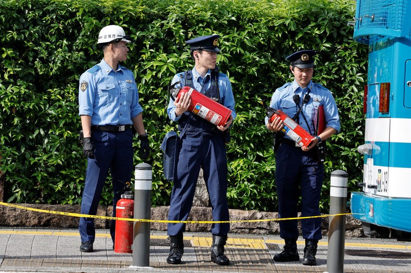 Polisi membawa alat pemadam kebakaran di dekat lokasi mobil tersangkut di pagar, dekat pintu masuk kantor Perdana Menteri di Tokyo, Jepang, Sabtu (19/10). Setelah seorang Pria (40) ditangkap di Tokyo setelah melemparkan bom molotov ke markas partai berkuasa. Peristiwa ini terjadi menjelang pemilihan umum. (REUTERS/Kim Kyung-Hoon) Polisi membawa alat pemadam kebakaran di dekat lokasi mobil tersangkut di pagar, dekat pintu masuk kantor Perdana Menteri di Tokyo, Jepang, Sabtu (19/10). Setelah seorang Pria (40) ditangkap di Tokyo setelah melemparkan bom molotov ke markas partai berkuasa. Peristiwa ini terjadi menjelang pemilihan umum. (REUTERS/Kim Kyung-Hoon)