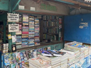 Setianya Isaq Jual Majalah Lawas di Palasari Bandung
