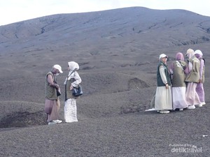 Mengagumi Bekas Letusan Anak Krakatau yang Dramatis