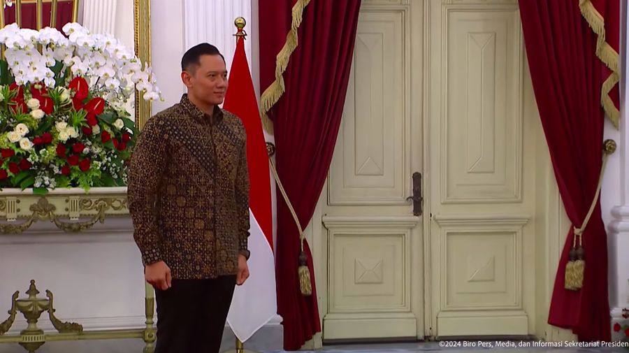 Agus Harimurti Yudhoyono ditetapkan sebagai Menko Bidang Infrastruktur dan Pembangunan Keiwlayahan di Istana Merdeka, Jakarta, Minggu (20/10/2024). (Tangkapan Layar Youtube Sekretariat Presiden)