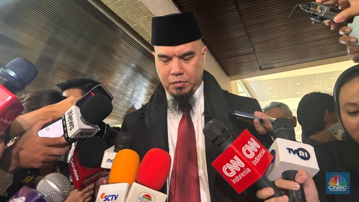 Ahmad Dhani usai menghadiri pelantikan Presiden dan Wakil Presiden Republik Indonesia Masa Jabatan 2024-2029, di DPR/MPR, Jakarta, (20/10/2024). (CNBC Indonesia/Mentari Puspadini)