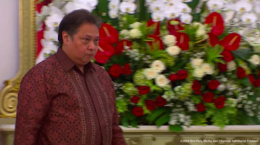 Airlangga Hartarto ditetapkan kembali menjadi Menko Perekonomian di Istana Merdeka, Jakarta, Minggu (20/10/2024). (Tangkapan Layar Youtube Sekretariat Presiden)
