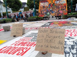 Aktivis Jogja Gelar Aksi Pengadilan Rezim, Kritik 10 Tahun Kepemimpinan Jokowi