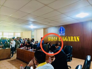 Momen Anggota DPRD Bone Asyik Selfie Saat Rapat Bahas PPPK Bareng Honorer