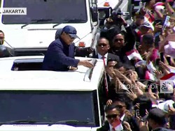 Video: Antusiasme Warga Sambut Prabowo-Gibran ke Istana