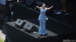Ayu Ting Ting Hibur Warga di Panggung Pesta Rakyat Bundaran HI