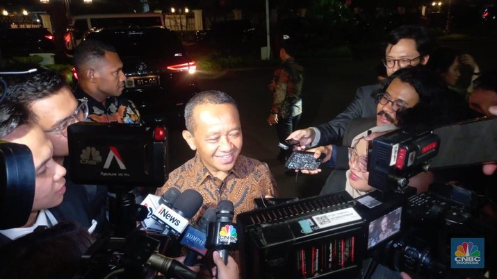 Bahlil Lahadalia tiba di Istana Merdeka, Jakarta, Minggu (20/10/2024). (CNBC Indonesia/Arrijal Rachman)