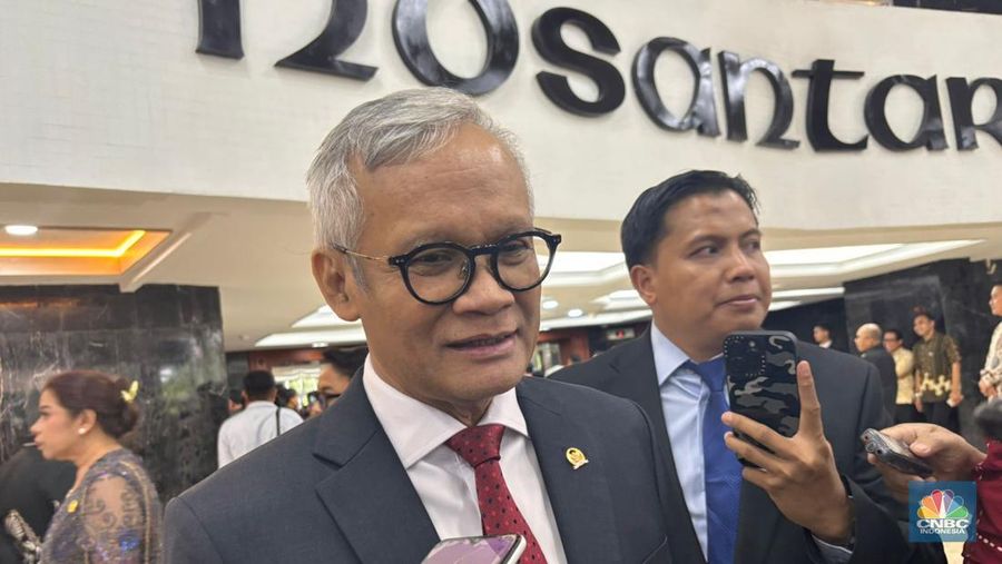 Bima Arya usai menghadiri pelantikan Presiden dan Wakil Presiden RI periode 2024-2029, di gedung DPR/MPR RI, Jakarta, Minggu (20/10/2024). (CNBC Indonesia/Mentari Puspadini)