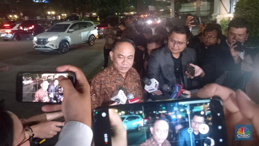 Budi Arie tiba di Istana Merdeka, Jakarta, Minggu (20/10/2024). (CNBC Indonesia/Arrijal Rachman)