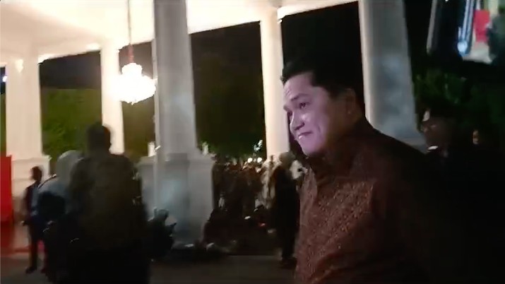 Erick Thohir tiba di Istana Merdeka, Jakarta, Minggu (20/10/2024). (CNBC Indonesia/Ferry Sandi)
