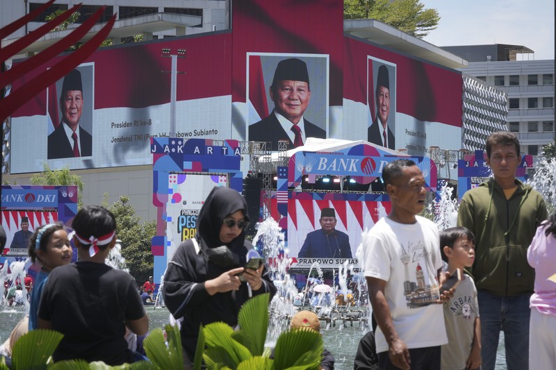Indonesia New President Public watch from a giant screen of Newly-inaugurated Indonesian President Prabowo Subianto speech in Jakarta, Indonesia, Sunday, Oct. 20, 2024. (AP Photo/Dita Alangkara)