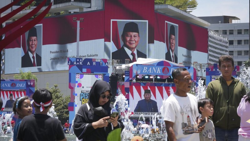 Public watch from a giant screen of Newly-inaugurated Indonesian President Prabowo Subianto speech in Jakarta, Indonesia, Sunday, Oct. 20, 2024. (AP Photo/Dita Alangkara)