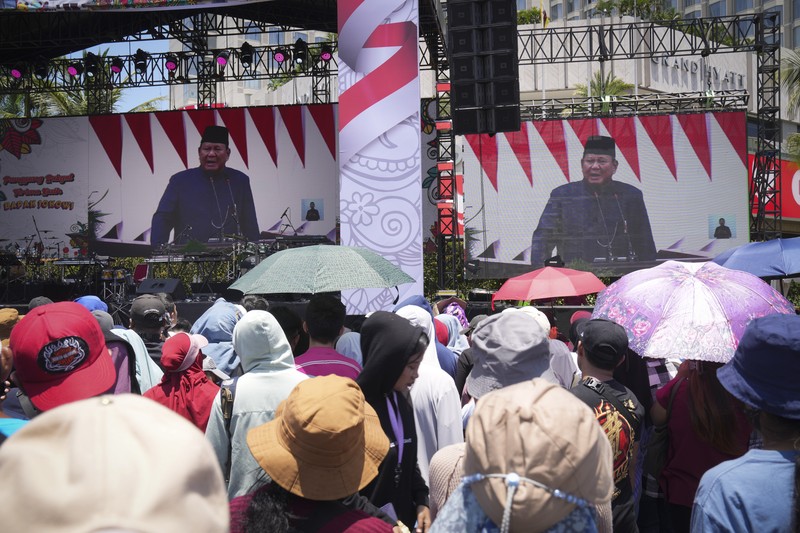 Indonesia New President Public watch from a giant screen of Newly-inaugurated Indonesian President Prabowo Subianto speech in Jakarta, Indonesia, Sunday, Oct. 20, 2024. (AP Photo/Dita Alangkara)