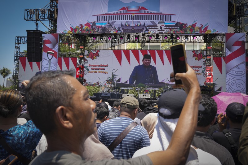 Indonesia New President Public watch from a giant screen of Newly-inaugurated Indonesian President Prabowo Subianto speech in Jakarta, Indonesia, Sunday, Oct. 20, 2024. (AP Photo/Dita Alangkara)