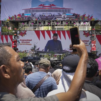 Warga Menyemut Sambut Prabowo-Gibran Menuju Istana Presiden