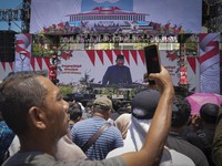 Warga Menyemut Sambut Prabowo-Gibran Menuju Istana Presiden