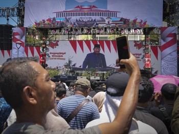Warga Menyemut Sambut Prabowo-Gibran Menuju Istana Presiden