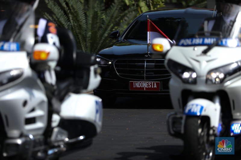 Iring-iringan Presiden Jokowi yang menuju gedung DPR/MPR RI melintasi ruas Jalan M.H Thamrin sekitar pukul 09.45 WIB. (CNBC Indonesia/Tri Susilo) Iring-iringan Presiden Jokowi yang menuju gedung DPR/MPR RI melintasi ruas Jalan M.H Thamrin sekitar pukul 09.45 WIB. (CNBC Indonesia/Tri Susilo)