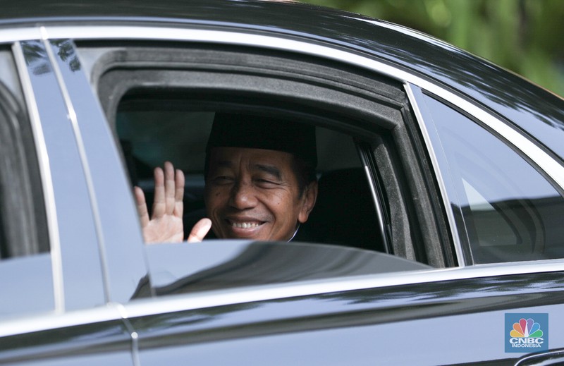 Iring-iringan Presiden Jokowi yang menuju gedung DPR/MPR RI melintasi ruas Jalan M.H Thamrin sekitar pukul 09.45 WIB. (CNBC Indonesia/Tri Susilo) Iring-iringan Presiden Jokowi yang menuju gedung DPR/MPR RI melintasi ruas Jalan M.H Thamrin sekitar pukul 09.45 WIB. (CNBC Indonesia/Tri Susilo)