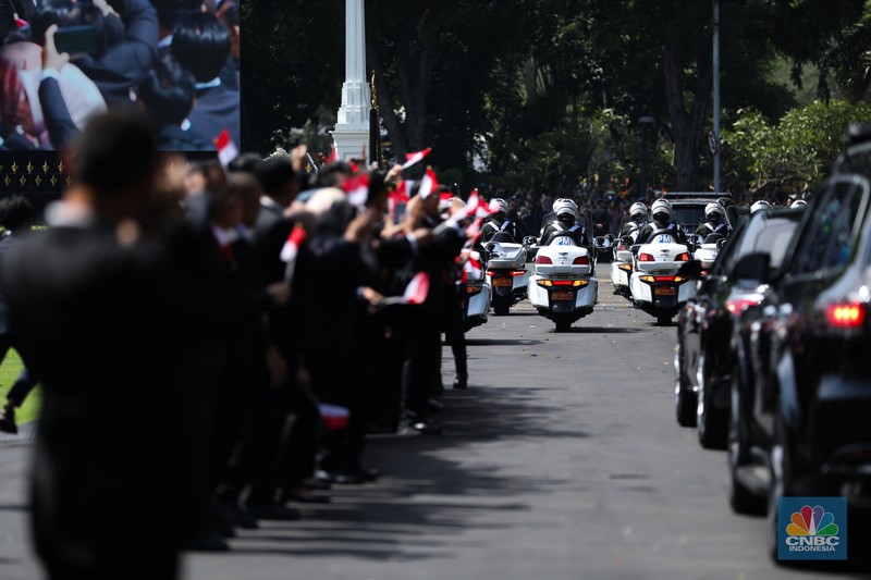 Iring-iringan Presiden Jokowi yang menuju gedung DPR/MPR RI melintasi ruas Jalan M.H Thamrin sekitar pukul 09.45 WIB. (CNBC Indonesia/Tri Susilo) Iring-iringan Presiden Jokowi yang menuju gedung DPR/MPR RI melintasi ruas Jalan M.H Thamrin sekitar pukul 09.45 WIB. (CNBC Indonesia/Tri Susilo)
