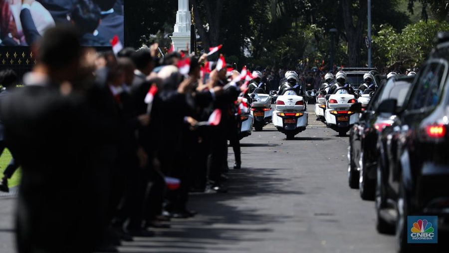 Iring-iringan Presiden Jokowi yang menuju gedung DPR/MPR RI melintasi ruas Jalan M.H Thamrin sekitar pukul 09.45 WIB. (CNBC Indonesia/Tri Susilo)