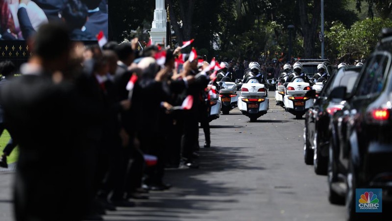 Iring-iringan Presiden Jokowi yang menuju gedung DPR/MPR RI melintasi ruas Jalan M.H Thamrin sekitar pukul 09.45 WIB. (CNBC Indonesia/Tri Susilo)