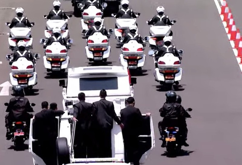 Presiden Republik Indonesia, Prabowo Subianto menyapa warga di kawasan Bundaran Hotel Indonesia (HI) Jakarta, Minggu (20/10/2024). Presiden Republik Indonesia, Prabowo Subianto menyapa warga di kawasan Bundaran Hotel Indonesia (HI) Jakarta, Minggu (20/10/2024). (CNBC Indonesia/Faisal Rahman)