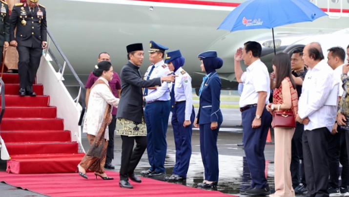 Luhut Binsar Pandjaitan dan Sri Dato Tahir sambut Jokowi di Solo. (Instagram/LuhutBinsarPandjaitan)